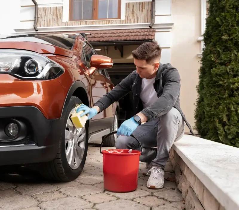 Lavage auto à domicile Villarzel-Cabardès : professionnel intervenant sur un véhicule